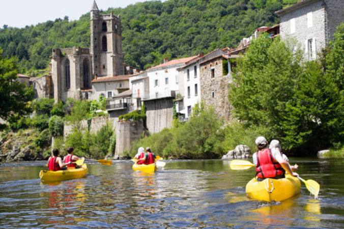 caneoing group paddling along Allier River