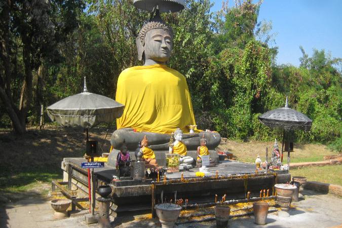 Buddha image with winter robe in Wiang Khum Kam