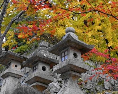 autmun foliage and csarved stone lanterns